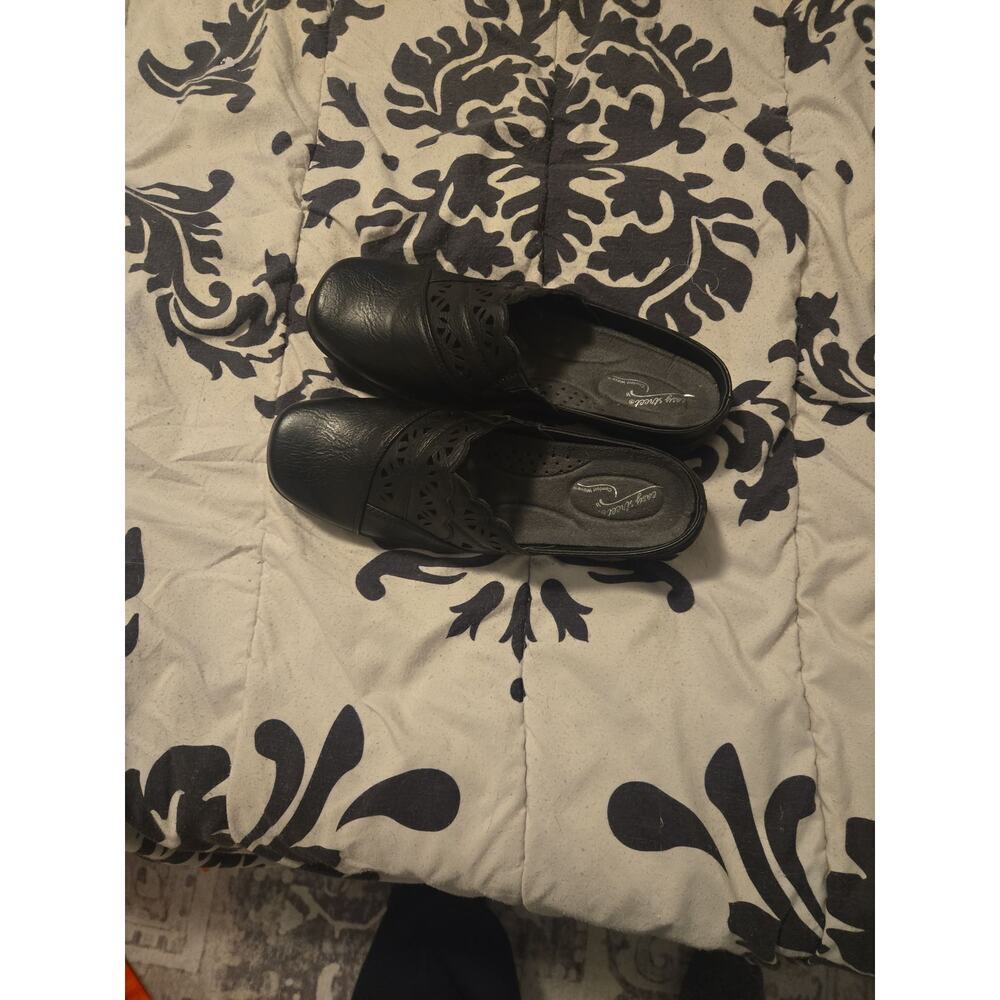 Easy Street Women's Black Comfort Wave Laser-Cut Clogs